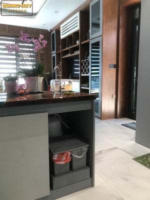 thung-rac-am-tu-nhan-mo-tu-dong