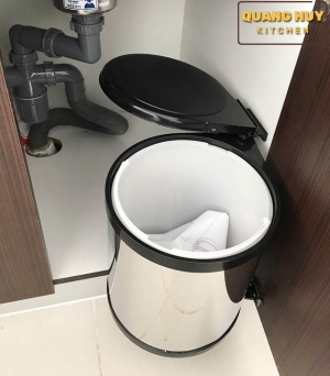 thung-rac-tron-gan-canh-tu-bep