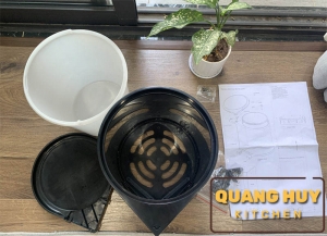 thung-rac-tron-gan-canh-tu-bep