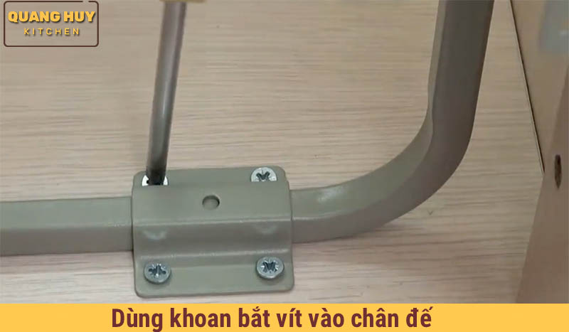 dung-khoan-bat-chan-de-vao-thung-tu